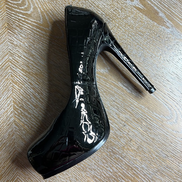 KELSI BY KELSI DAGGER Black Patent Embossed Leather Laurie Platform Pumps - Picture 6 of 11